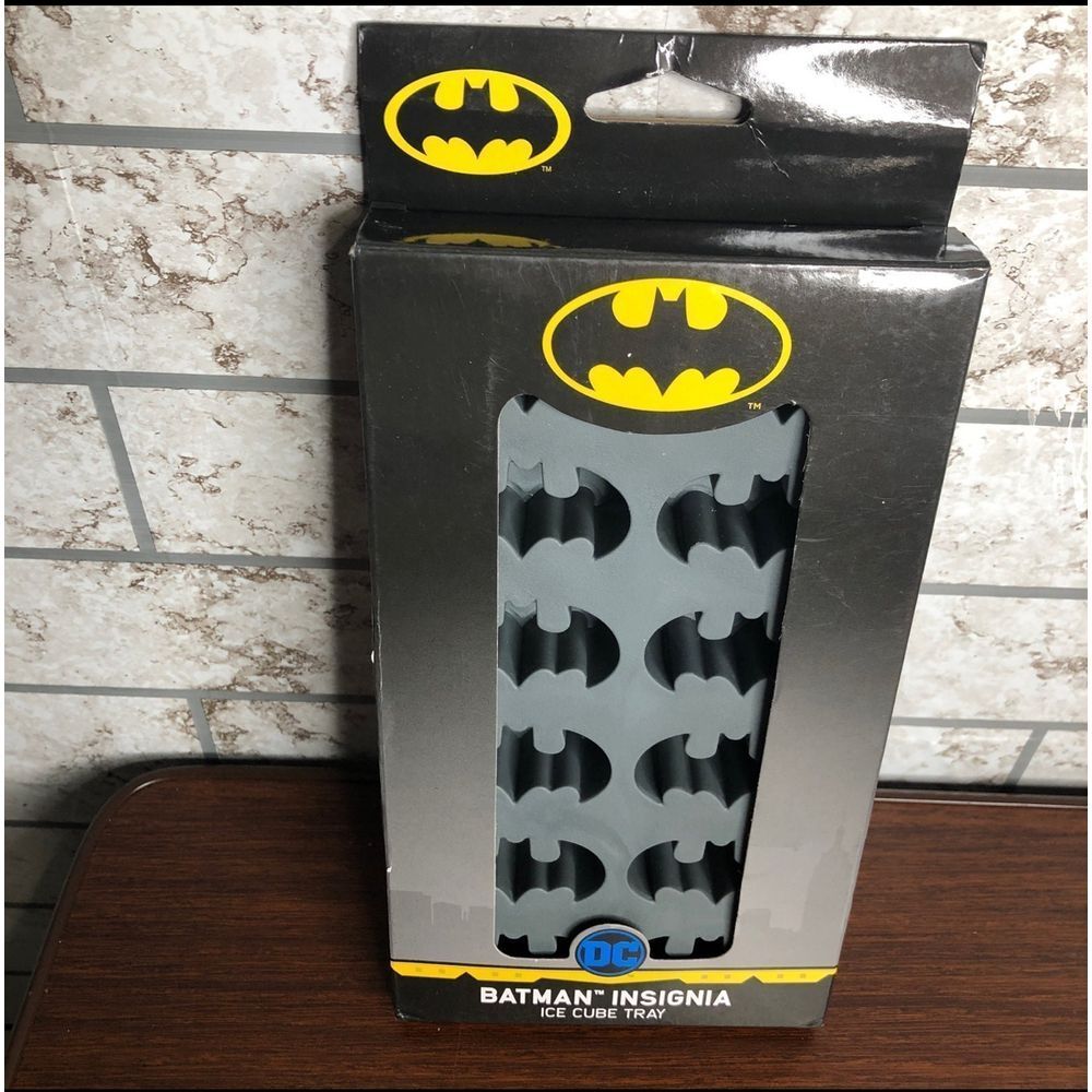 DC Batman insignia‎ Logo Ice Cube Tray - Makes 12 Cubes - New